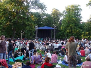 Na festival Okolo Třeboně se v roce 2010 vrátil tradiční host festivalu jarek Nohavica. Vystoupí v zámecké zahradě.