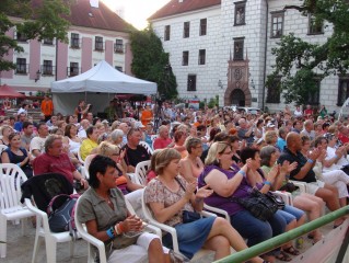 Velké nádvoří zámku o festivalu OT