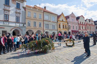 Stavění májky v Třebon na Masarykově náměstí